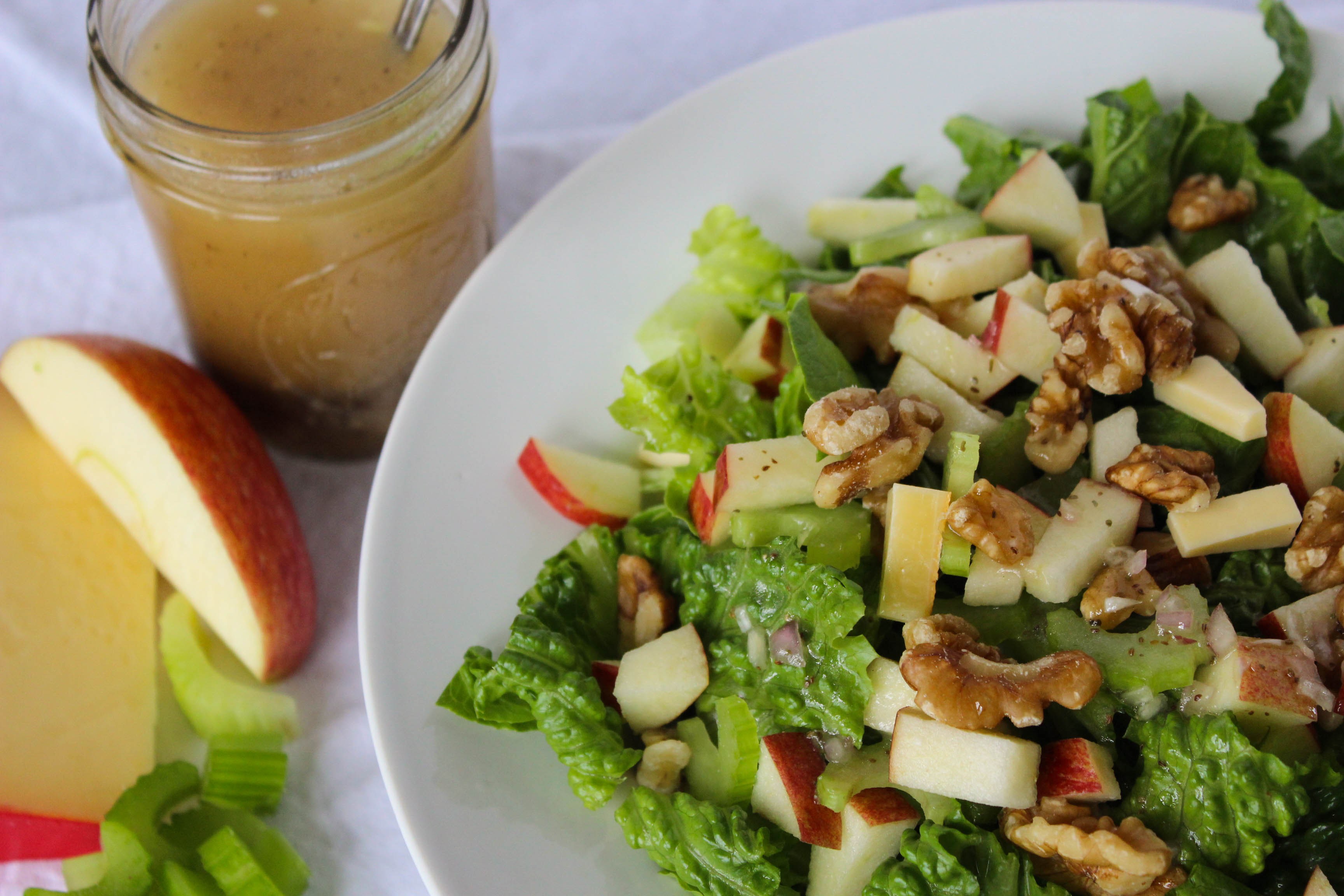 Salade De Celeri Branche Aux Pommes Et Aux Croustillantes Noisettes Grillees Les Recettes Grossesse De Neuf Mois