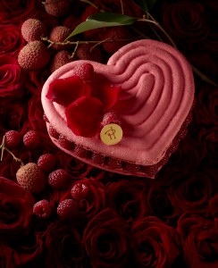 Pour le gateau coeur Isaphan le prix est de 35euros pour 23 personnes et de 43euros pour 4 personnes