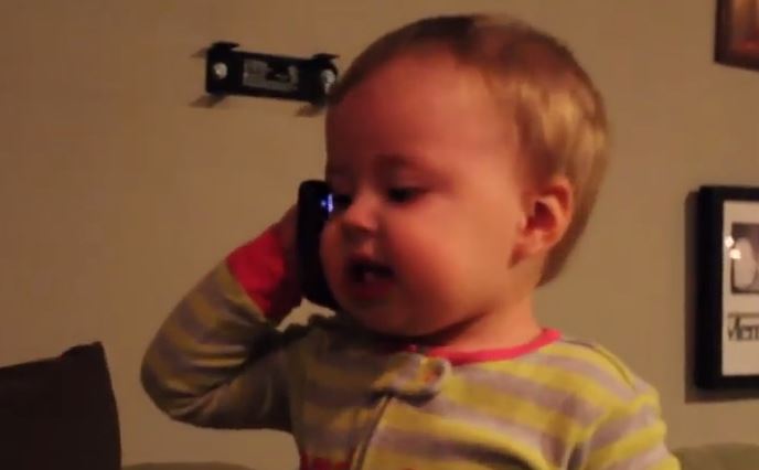 C'est très fun un bébé qui parle au téléphone avec papa 