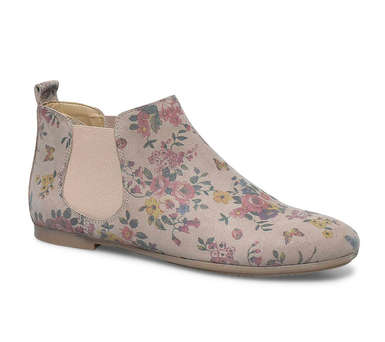 Les boots, chaussures phare de l'hiver ! Celles-ci sont gris-rose à fleurs. Bohèmes à souhait ! Elles donneront une petite touche de couleur à la tenue. Boots fleuries "Chelsea" d'Eram, 79 euros