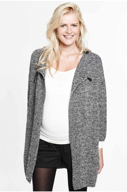 Pour supporter l’hiver, rien de mieux qu’un gros gilet ! À porter par-dessus un petit pull ou un T-shirt, il vous tiendra chaud. Enveloppée de ce gilet doudou sur votre canapé, vous serez bien ! Il est fait à 50% de laine et est agréable à porter tout au long de la grossesse et après. On aime sa couleur, un mix entre le noir et le blanc, son col et son petit bouton pour le fermer en haut. En plus, il est soldé en ce moment à -50% ! N’hésitez plus ! Gilet de grossesse Queen Mum chez Emoi Emoi, en maille tweed blanc et noir, 60 euros en soldes.