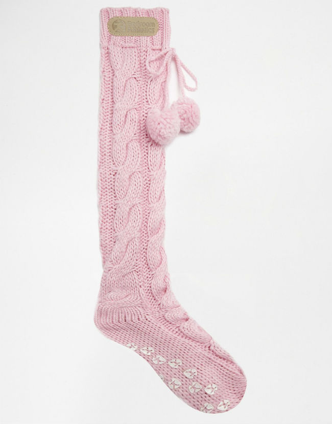 Pour regarder la télé ou lire un bon livre tranquillement installée dans votre canapé, en hiver, il vous faut bien sûr des chaussettes ! On a sélectionné pour vous cette paire de grosses chaussettes idéales pour la saison. Montantes, épaisses, douces, elles vous tiendront bien chaud. En plus, des points de surpiqûre antidérapants se trouvent sous les pieds : ce sont presque des chaussons. Mais ce n’est pas une raison pour ne plus être girly ! Elles sont roses à pompons : on adore ! Grosses chaussettes en maille torsadée rose, Angelina de Bedroom Athletics chez Asos, 12.99 euros en soldes.