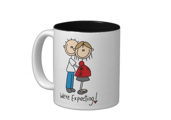 Enceinte, mieux vaut limiter sa consommation de café et de thé, mais pour une petite boisson chaude de temps en temps, très agréables l’hiver, on fond pour ce mug spécial futures mamans ! Les deux petits bonhommes dessinés qui annoncent l’arrivée future de leur enfant vous donneront le sourire à chaque fois que vous utiliserez cette tasse. Mug rigolo, 18.95 euros sur Zazzle.fr.