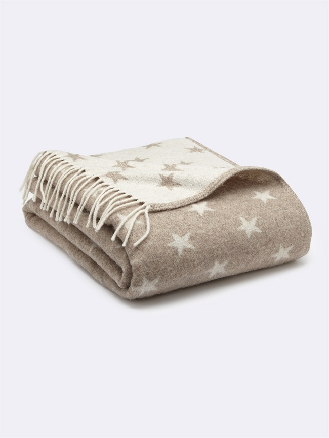 Dans l’esprit cocooning, on a flashé sur ce plaid qui est aussi bien destiné aux parents qu’aux enfants. Fait à 80% de laine, doux, il vous tiendra bien chaud, emmitouflée dedans sur le canapé ! On aime ses franges, ses coloris sobres qui s’accorderont avec toutes les décos, et ses étoiles pour son côté festif. Plaid étoiles chez Cyrillus, 35.94 euros en soldes en coloris beige, 59.90 euros (non soldé) en coloris gris.
