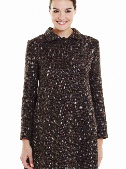 Rose tramé et marron, ce manteau possède un col Claudine. Il est d'esprit vintage par ses boutons et la maille effet tweed. Avec ce manteau, vous aurez un côté rétro ultra tendance ! Et surtout, la matière est agréable à porter. Manteau "Coco" de Pomkin. 119 euros. 
