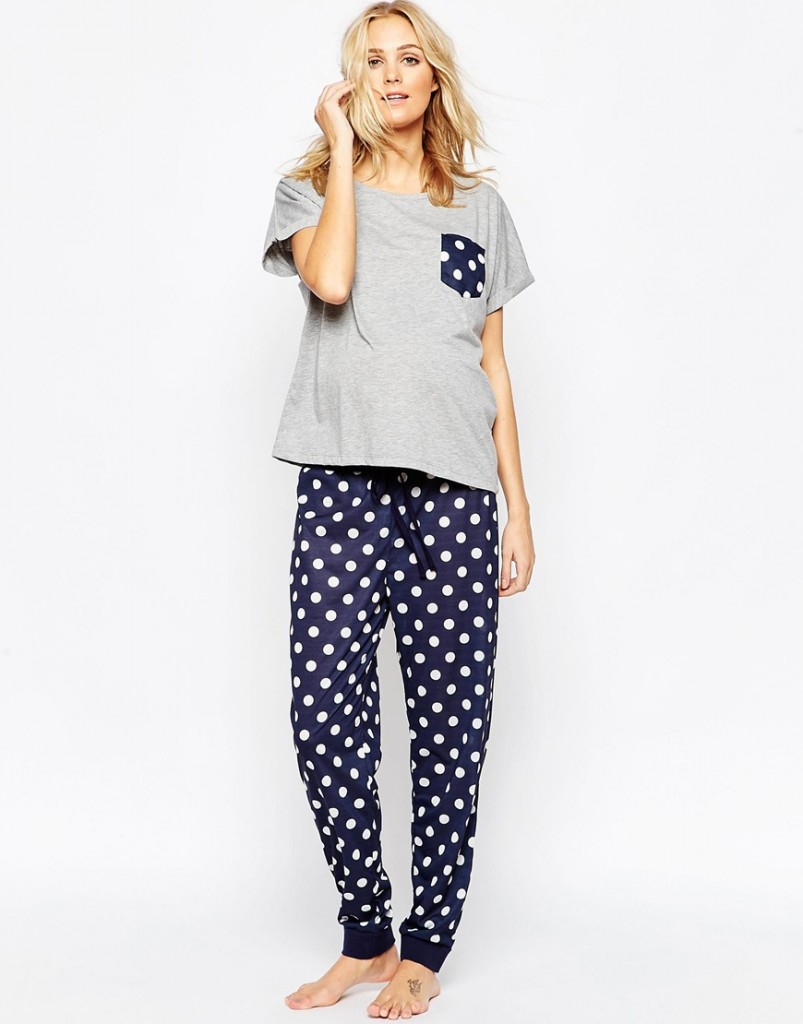 Composé d'un t-shirt doux et d'un pantalon à pois élastique, ce pyjama rend vos nuits de grossesse plus agréables. Pyjama Asos Maternity. 33 euros 99. 