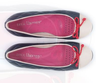 Les ballerines matelassées ShoeTherapy en cuir seront parfaites si vous êtes avancée dans votre grossesse. En effet, très confortables, elles disposent d'une semelle ergonomique faîte pour améliorer la posture et soulager les maux de dos ! La chaussure tombée du ciel ? On dirait bien. En plus, avec sa couleur bleue marine crème, et les petits nœuds rouge apportent de belles touches colorées à la chaussure. Toutefois, au vu du froid qui approche, n'oubliez pas de porter une paire de collants en laine ou de grossesse afin d'être sûr d'avoir les petons au chaud. 
