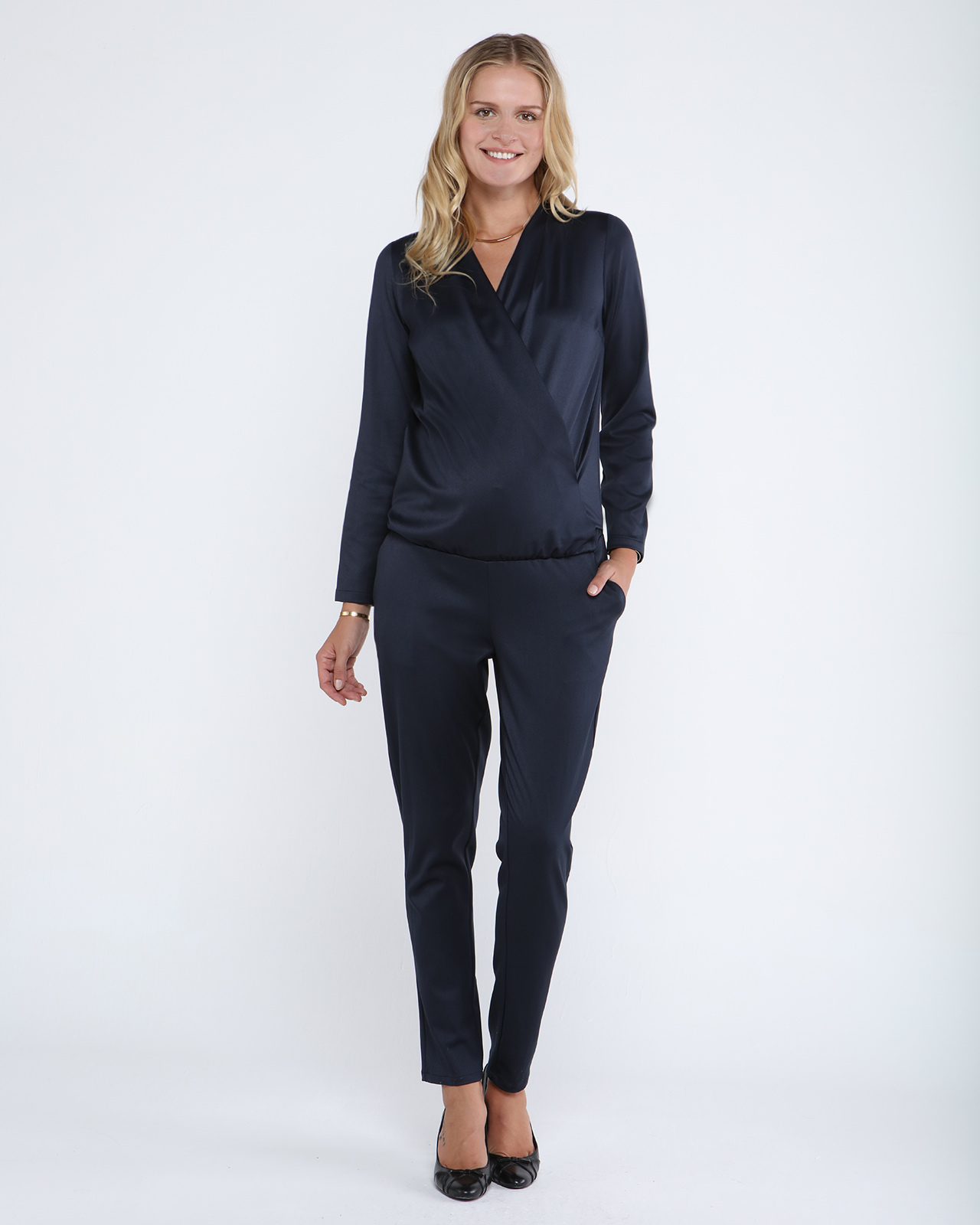 Pour être chic et à l’aise lors des plus grandes fêtes, optez pour cette combinaison cache-coeur et coupe cigarette marquée à la taille. Sa matière extensible vous suit durant toute votre grossesse. Elle se porte même sans talons pour un look plus casual. Combinaison pantalon habillée de grossesse bleu marine Chique, Emoi émoi, 185 euros. 