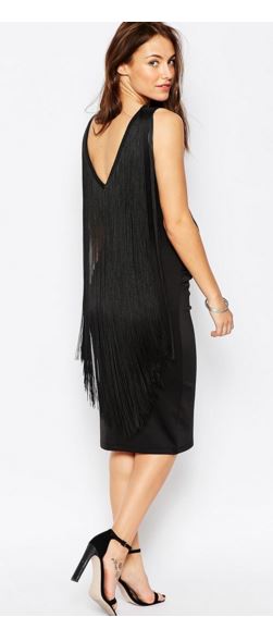 On craque pour cette robe midi originale car décolletée dans le dos et moulante devant. Ses longues franges nous donneront beaucoup de style ! A porter avec des talons hauts et une jolie pochette pour un super look. Robe moulante avec franges au dos, Asos, 38,99 euros. 