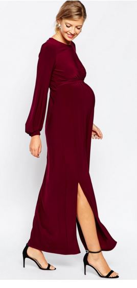 Longue mais sexy, cette tenue de soirée à fentes sur les côtés possède des manches ballons, une encolure ronde et la taille marquée. Et elle est aussi belle dans le dos avec sa jolie ouverture qui vous permettra d’être à l’aise tout au long de la soirée. Maxi robe drapée à manches blousantes, Asos 62,99 euros.  