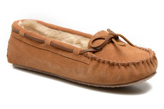 La Minnetonka Cally vue chez Sarenza est totalement à croquer ! On adore son côté indien et on sait, rien qu'en la voyant qu'on sera très à l'aise dedans ! Sa fourrure qui nous donnera chaud, sa semelle confortable... C'est pour cet hiver les filles donc pensez quand même à porter une paire de collants en laine ou de grossesse pour être sûr de rester au chaud.  75 euros, existe aussi en noir.