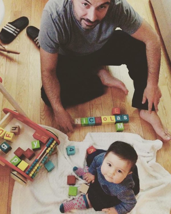 papa-joue-bebe-cubes