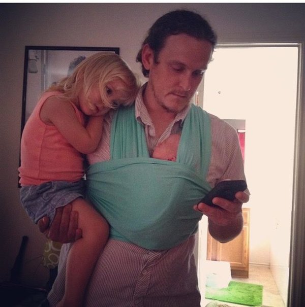 papa-porte-bebe-fille-telephone
