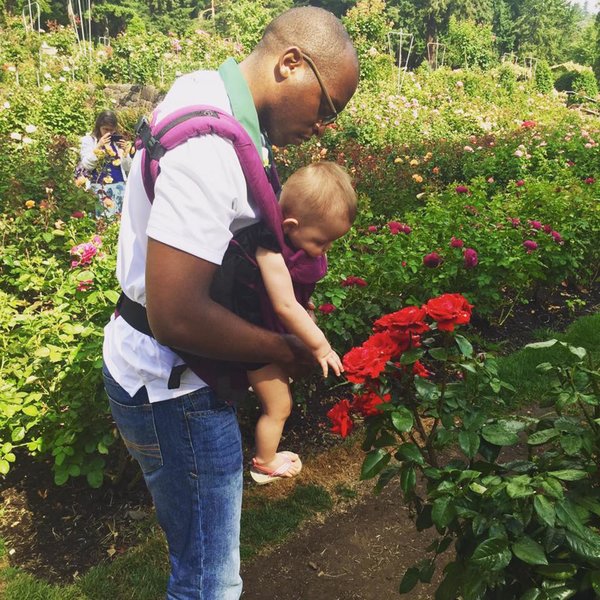 papa-porte-bebe-roses