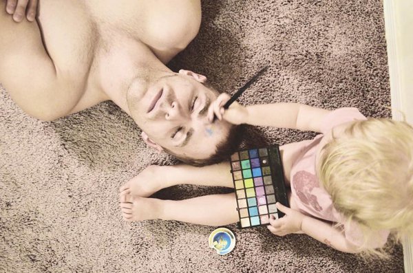 papa-se-laisse-dessiner-dessus