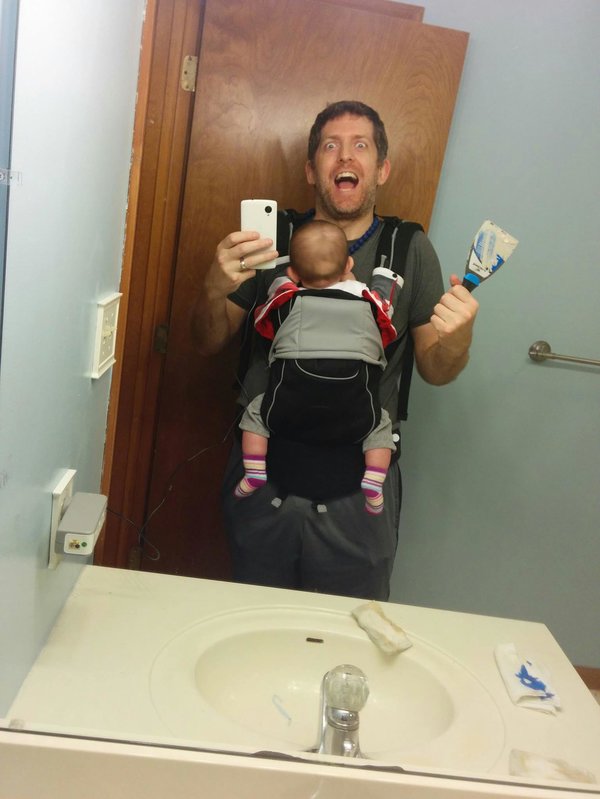 papa-travaux-porte-bebe