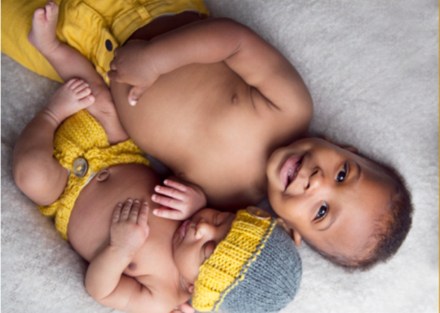 bebe metisse et grand frere