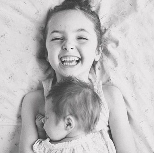 grande soeur est heureuse