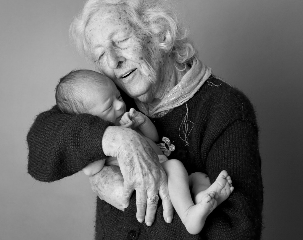 photo de famille entre mamie et ses petits enfants (6)