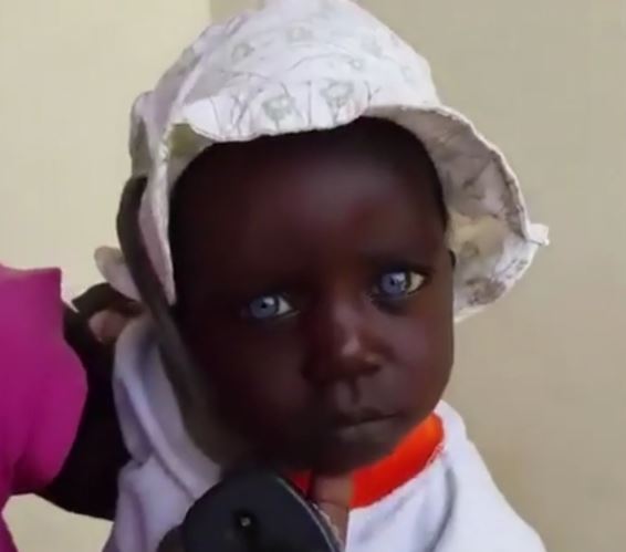 Cette Petite Fille A Des Yeux Vraiment Incroyables Regardez Neufmois Fr