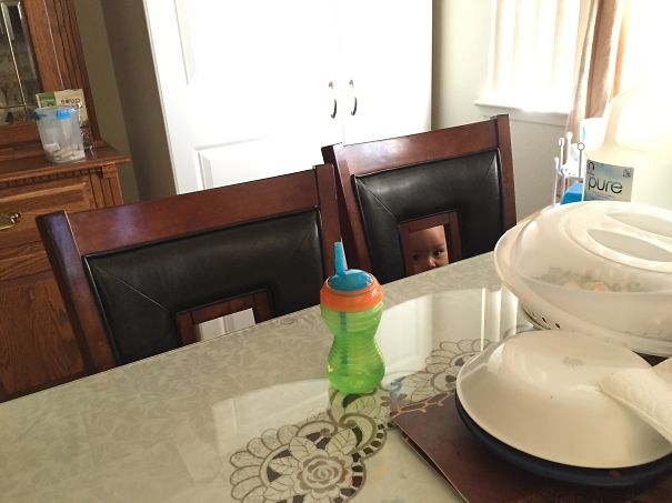 bebe cache derriere chaise transparent