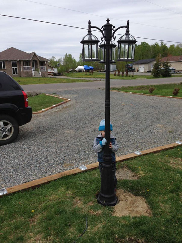 bebe cache derriere poteau lumineux