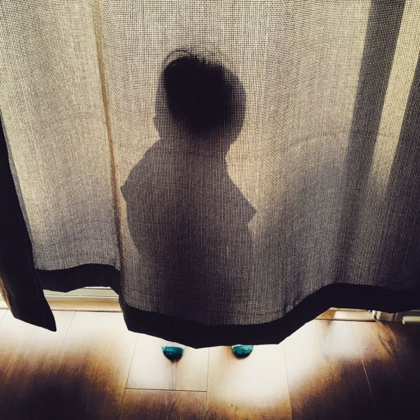 bebe cache derriere rideau ombre contre jour