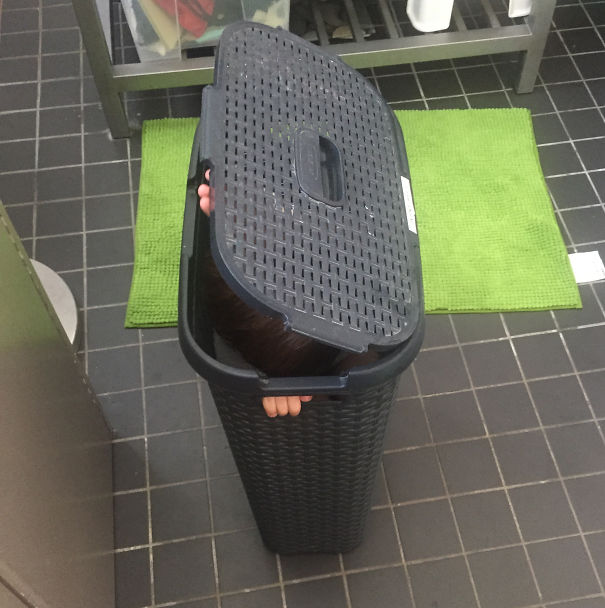 bebe cache paniere salle de bain