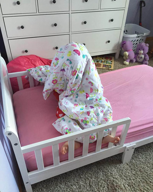 bebe cache sous couette lit