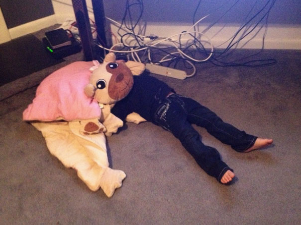 bebe cache sous couette peluche