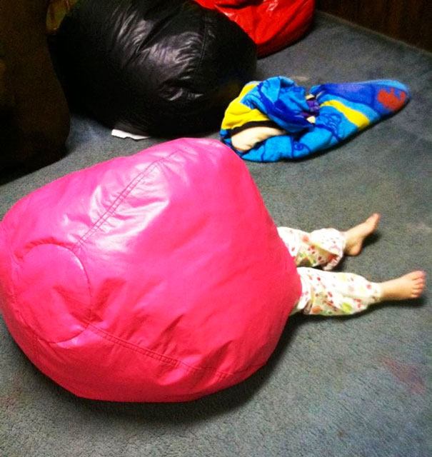 bebe cache sous pouf