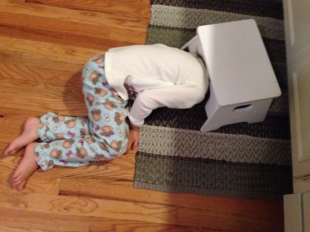 bebe cache sous tabouret