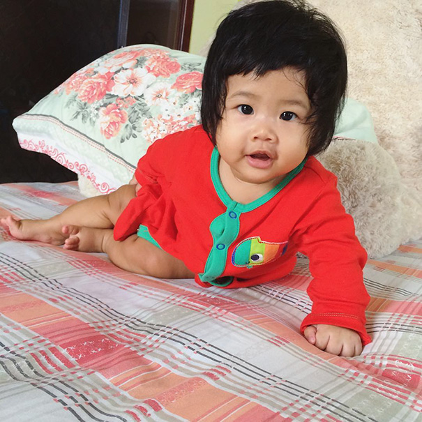 photo bebe chevelu brun body rouge