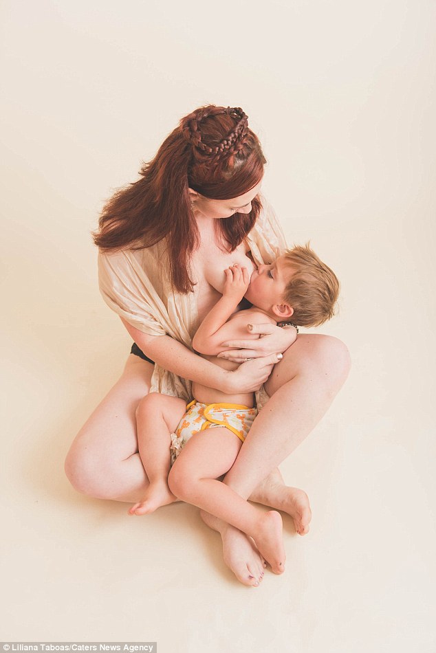 divine maternite allaitement photo