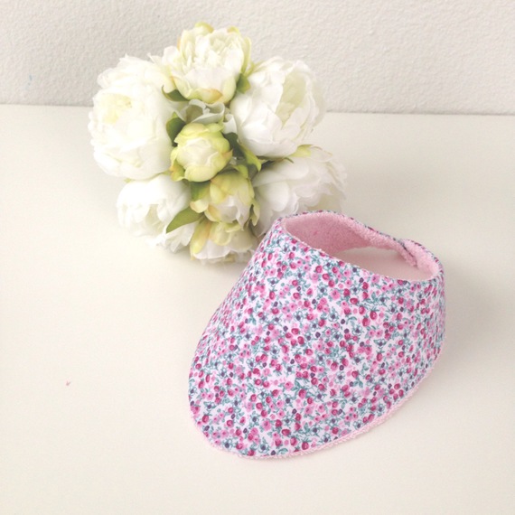 bavoir bandana fleur rose en coton les jolis fils cadeau naissance personnalisable