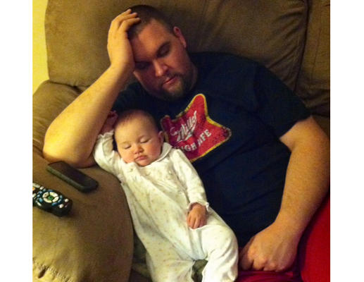 bebe endormi sommeil bizarre