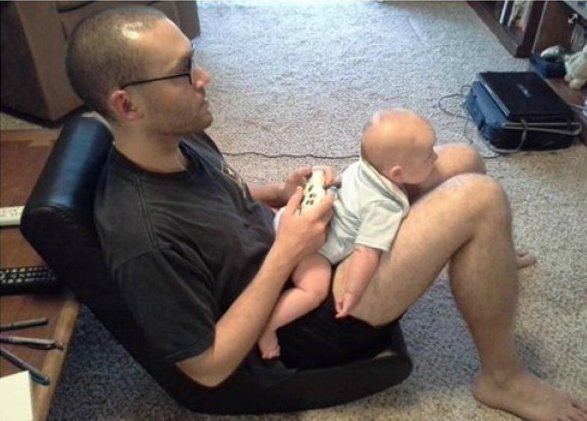 papa gamer avec bebe