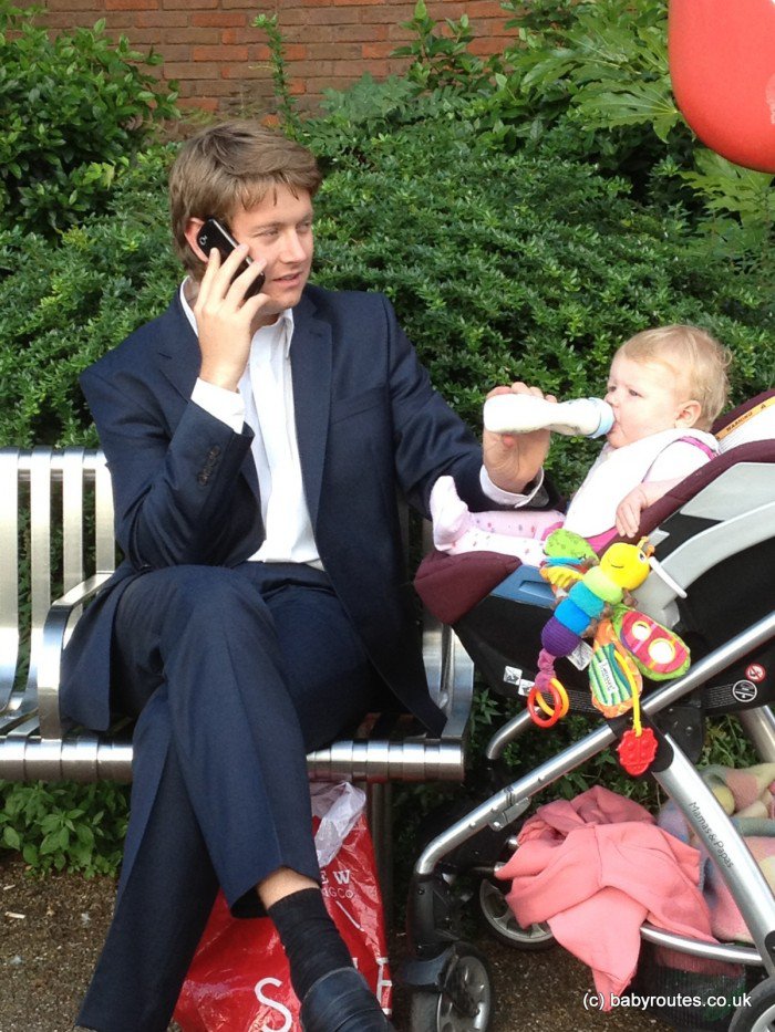 papa travaille telephone biberon