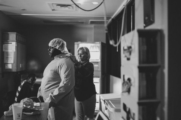 photos-accouchement-papa-et-bebe-bienvenue-photographe-professionnel-11