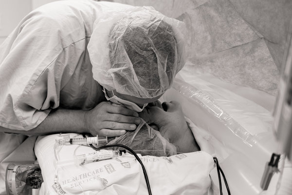 photos-accouchement-papa-et-bebe-bienvenue-photographe-professionnel-12