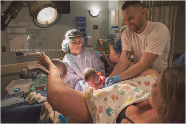 photos-accouchement-papa-et-bebe-bienvenue-photographe-professionnel-14