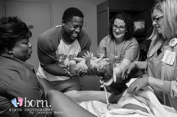 photos-accouchement-papa-et-bebe-bienvenue-photographe-professionnel-15