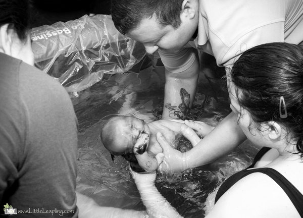 photos-accouchement-papa-et-bebe-bienvenue-photographe-professionnel-16