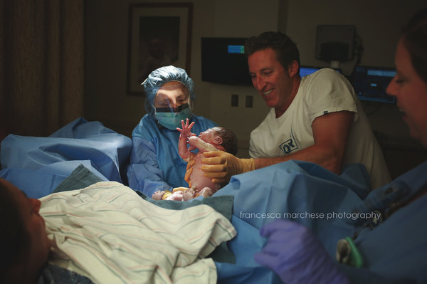 photos-accouchement-papa-et-bebe-bienvenue-photographe-professionnel-17