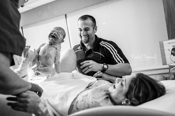 photos-accouchement-papa-et-bebe-bienvenue-photographe-professionnel-18