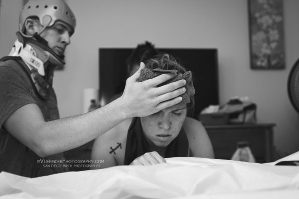 photos-accouchement-papa-et-bebe-bienvenue-photographe-professionnel-2