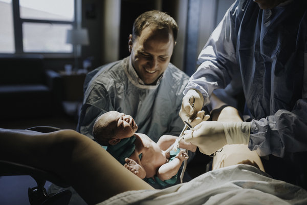 photos-accouchement-papa-et-bebe-bienvenue-photographe-professionnel-20