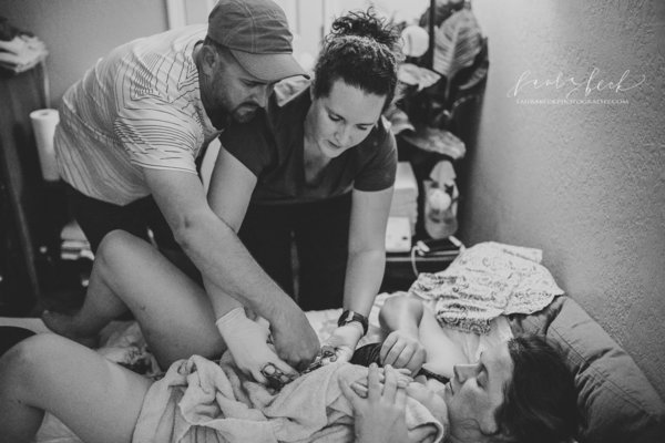 photos-accouchement-papa-et-bebe-bienvenue-photographe-professionnel-21