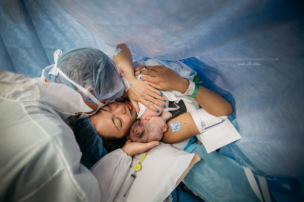 photos-accouchement-papa-et-bebe-bienvenue-photographe-professionnel-22