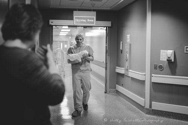 photos-accouchement-papa-et-bebe-bienvenue-photographe-professionnel-23